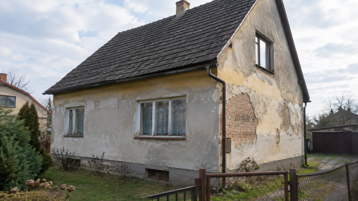 Dom do remontu przed termomodernizacją